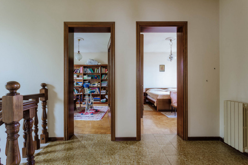 Immersa nel verde ma comodamente vicina al centro del paese, questa casa singola rappresenta una ...