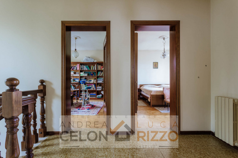 Immersa nel verde ma comodamente vicina al centro del paese, questa casa singola rappresenta una ...