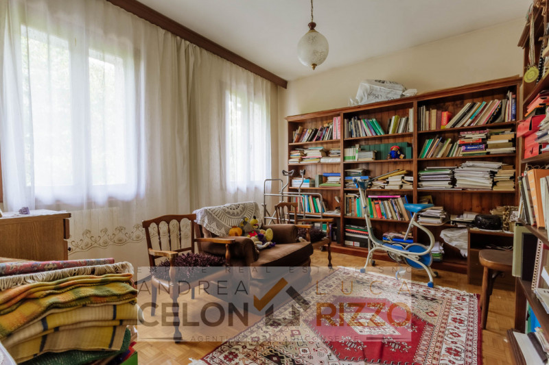 Immersa nel verde ma comodamente vicina al centro del paese, questa casa singola rappresenta una ...