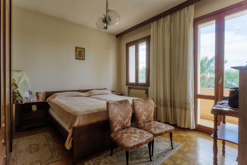 Immersa nel verde ma comodamente vicina al centro del paese, questa casa singola rappresenta una ...