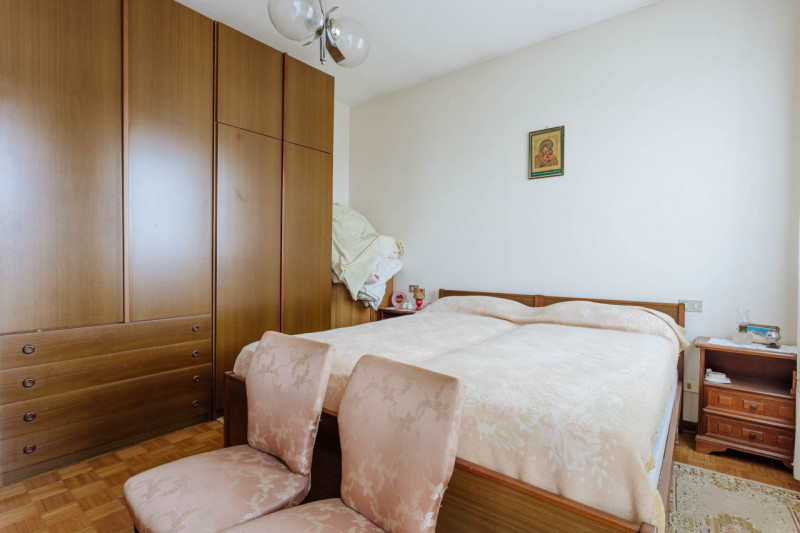 Immersa nel verde ma comodamente vicina al centro del paese, questa casa singola rappresenta una ...