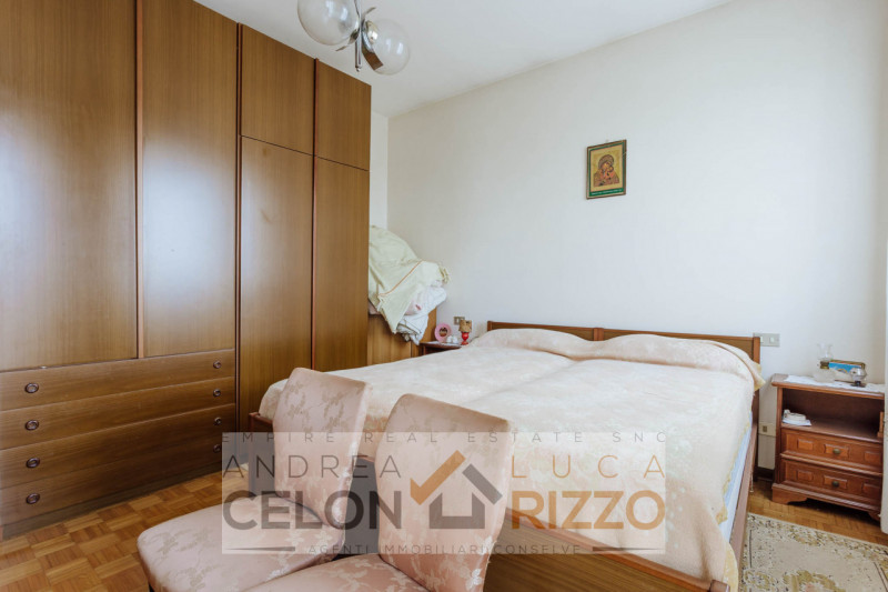 Immersa nel verde ma comodamente vicina al centro del paese, questa casa singola rappresenta una ...