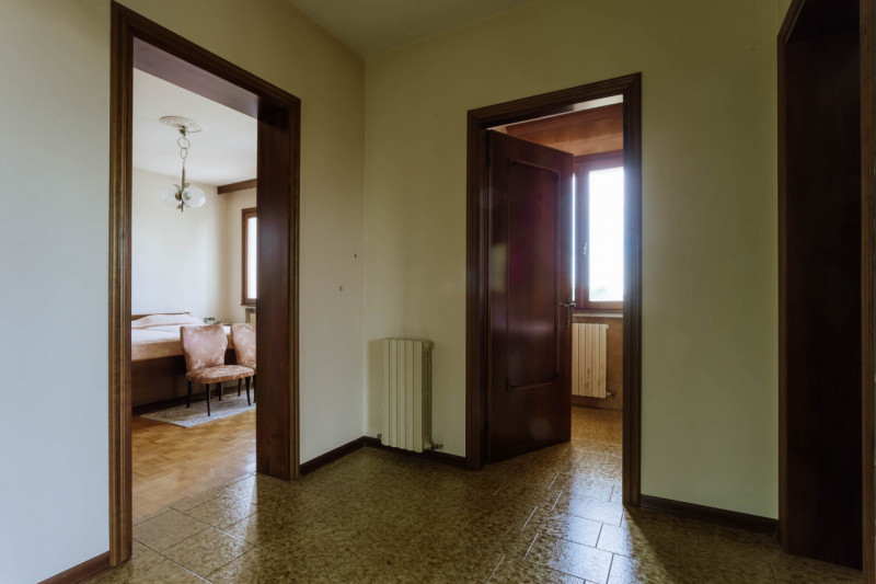 Immersa nel verde ma comodamente vicina al centro del paese, questa casa singola rappresenta una ...