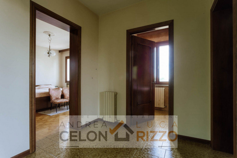 Immersa nel verde ma comodamente vicina al centro del paese, questa casa singola rappresenta una ...