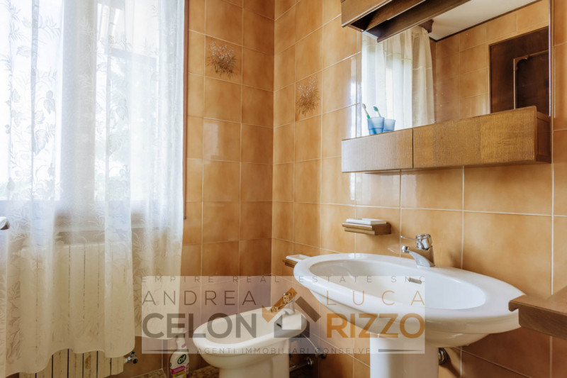 Immersa nel verde ma comodamente vicina al centro del paese, questa casa singola rappresenta una ...