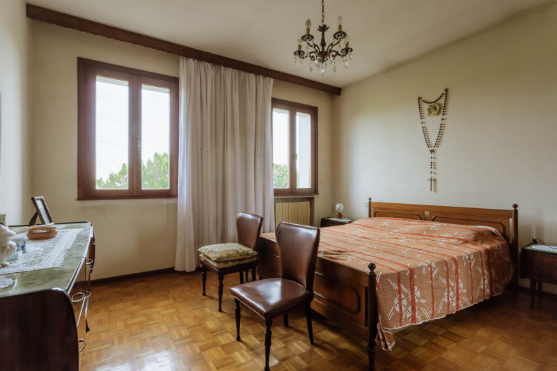 Immersa nel verde ma comodamente vicina al centro del paese, questa casa singola rappresenta una ...