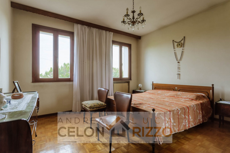 Immersa nel verde ma comodamente vicina al centro del paese, questa casa singola rappresenta una ...