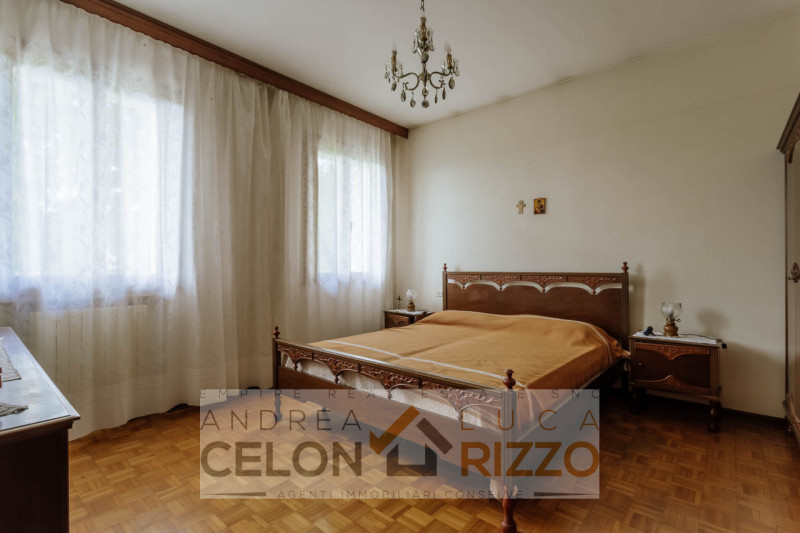 Immersa nel verde ma comodamente vicina al centro del paese, questa casa singola rappresenta una ...