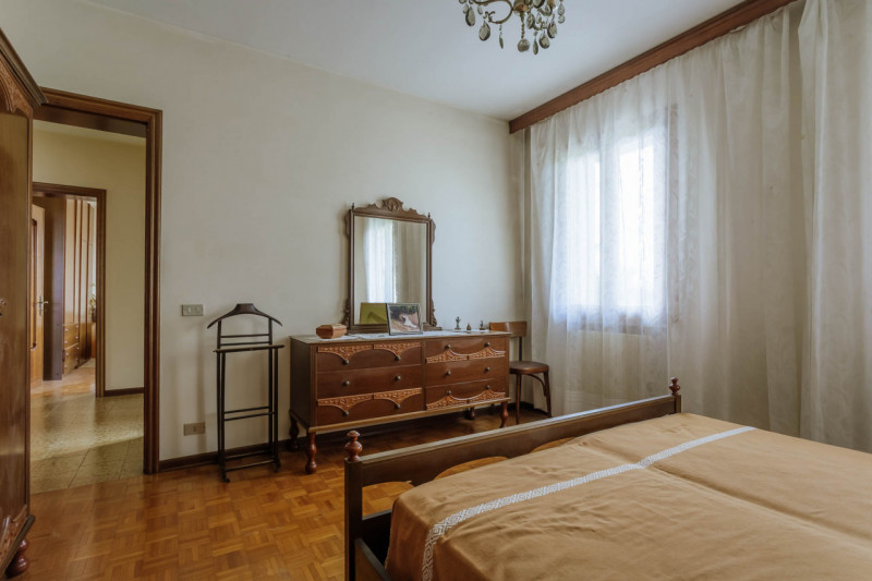 Immersa nel verde ma comodamente vicina al centro del paese, questa casa singola rappresenta una ...