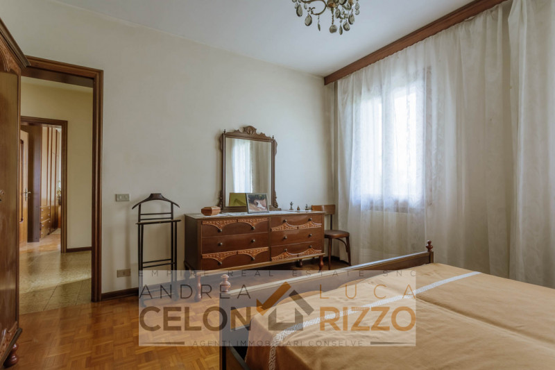 Immersa nel verde ma comodamente vicina al centro del paese, questa casa singola rappresenta una ...