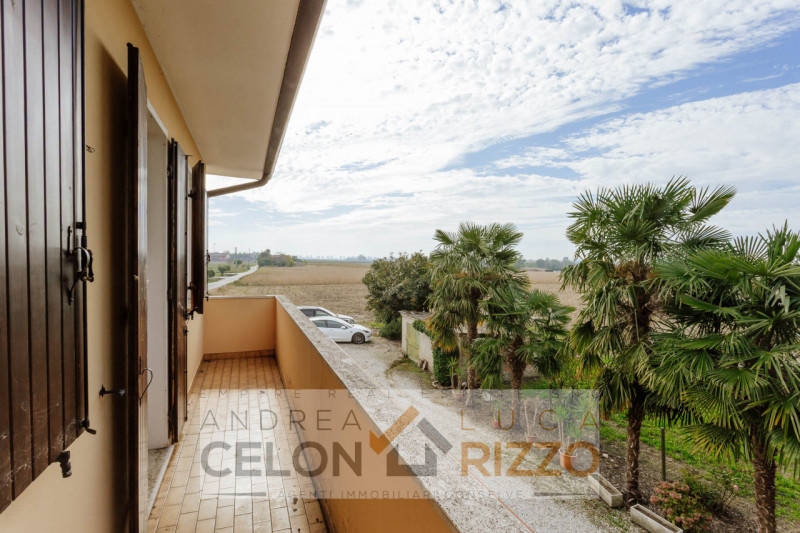 Immersa nel verde ma comodamente vicina al centro del paese, questa casa singola rappresenta una ...