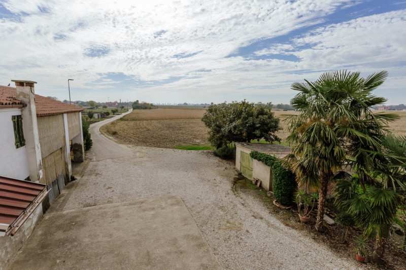 Immersa nel verde ma comodamente vicina al centro del paese, questa casa singola rappresenta una ...