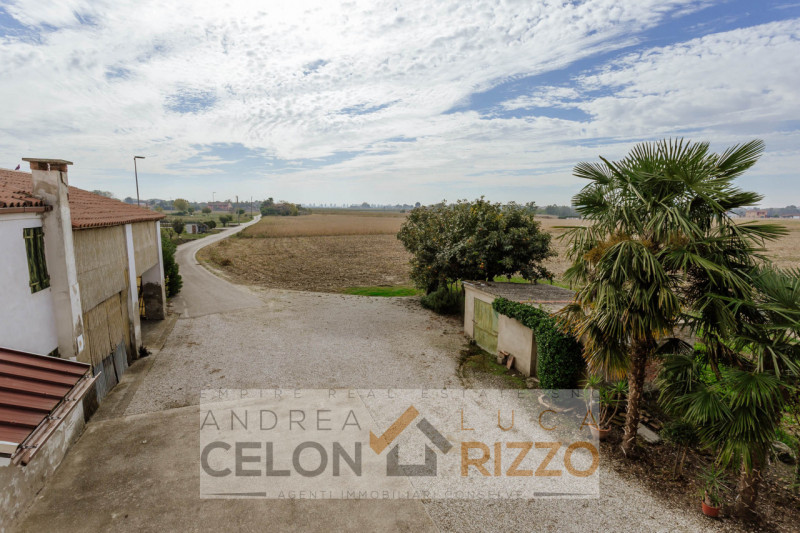 Immersa nel verde ma comodamente vicina al centro del paese, questa casa singola rappresenta una ...