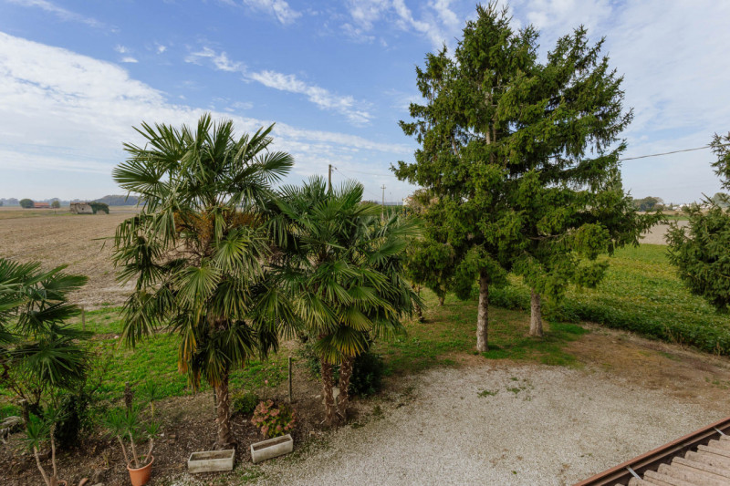 Immersa nel verde ma comodamente vicina al centro del paese, questa casa singola rappresenta una ...