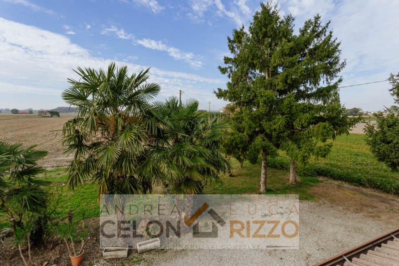 Immersa nel verde ma comodamente vicina al centro del paese, questa casa singola rappresenta una ...