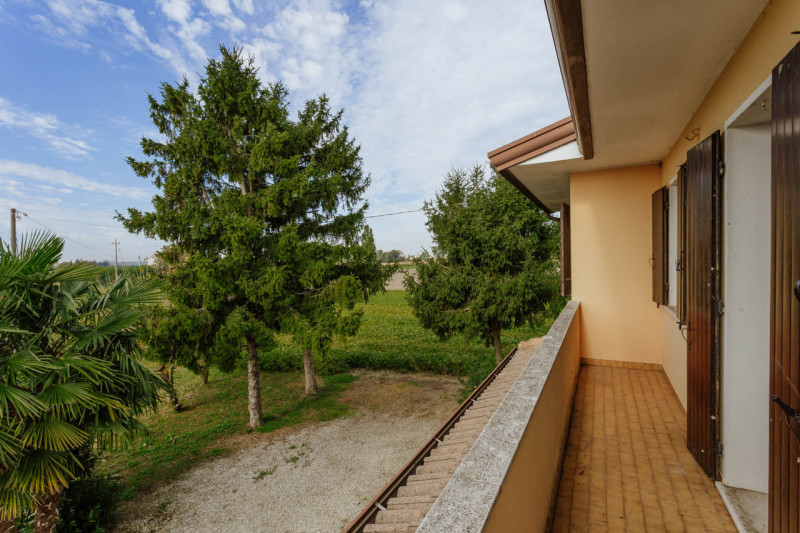 Immersa nel verde ma comodamente vicina al centro del paese, questa casa singola rappresenta una ...