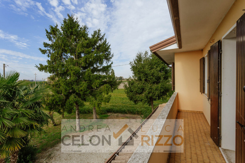 Immersa nel verde ma comodamente vicina al centro del paese, questa casa singola rappresenta una ...