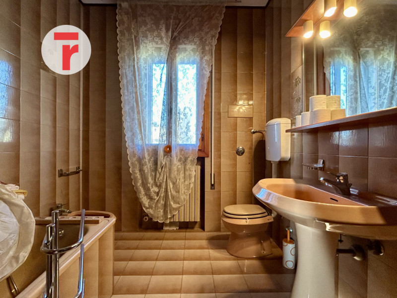 Nella tranquilla zona residenziale di Reschigliano, a pochi passi da tutti i principali servizi —...