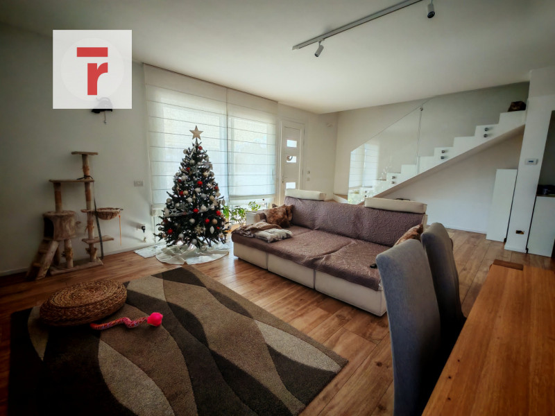 Legnaro elegante porzione di trifamiliare, in una località tranquilla e ben collegata alle princi...