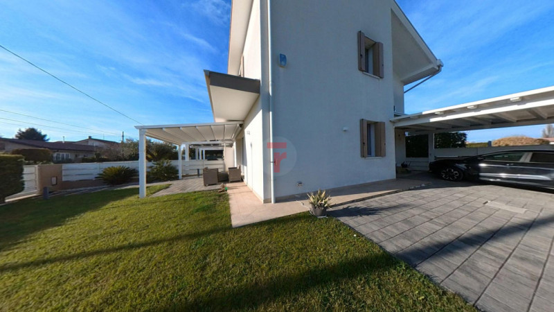 Legnaro elegante porzione di trifamiliare, in una località tranquilla e ben collegata alle princi...