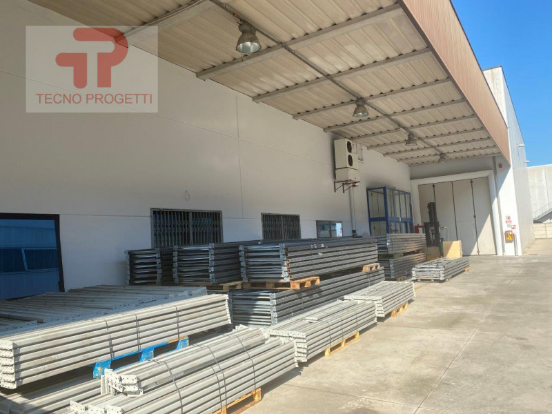 Scoprite un'opportunità unica per espandere la vostra attività con questo ampio magazzino in affi...