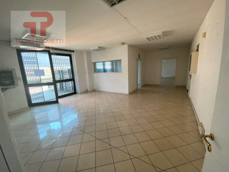 Scoprite un'opportunità unica per espandere la vostra attività con questo ampio magazzino in affi...