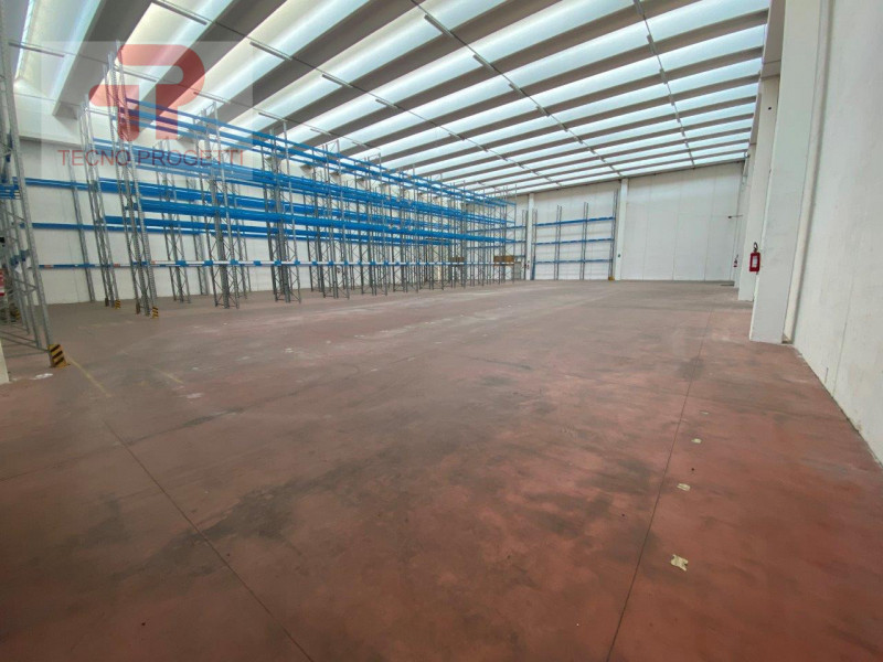 Scoprite un'opportunità unica per espandere la vostra attività con questo ampio magazzino in affi...