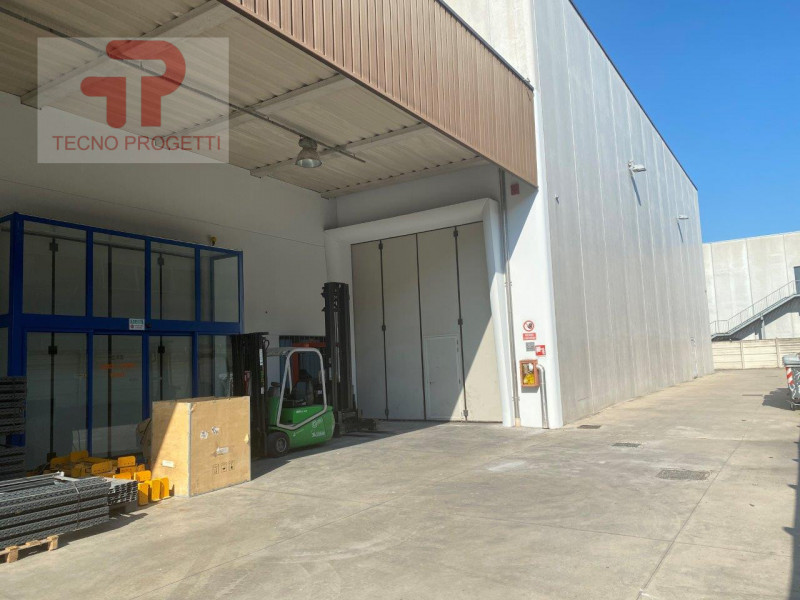 Scoprite un'opportunità unica per espandere la vostra attività con questo ampio magazzino in affi...