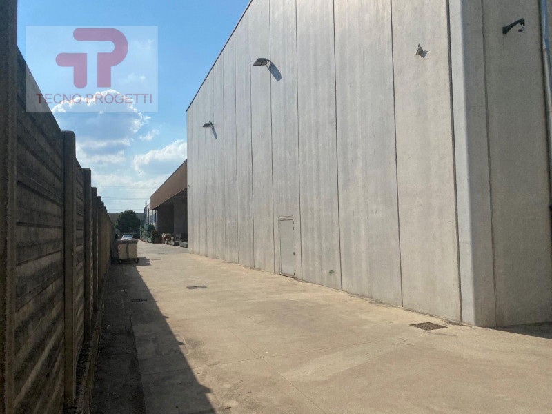 Scoprite un'opportunità unica per espandere la vostra attività con questo ampio magazzino in affi...