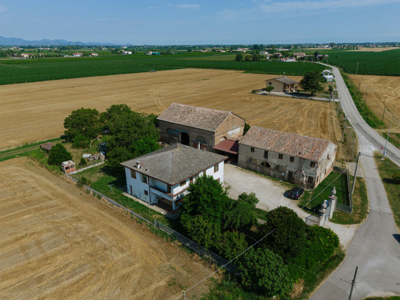 Compendio immobiliare con più fabbricati e ampi spazi verdi a Candiana (PD)

Proponiamo in vendit...