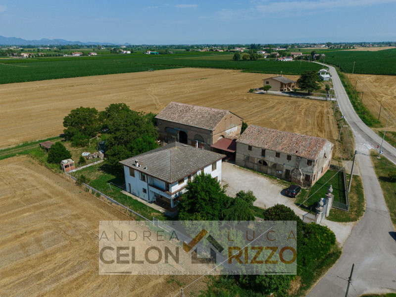 Compendio immobiliare con più fabbricati e ampi spazi verdi a Candiana (PD)

Proponiamo in vendit...