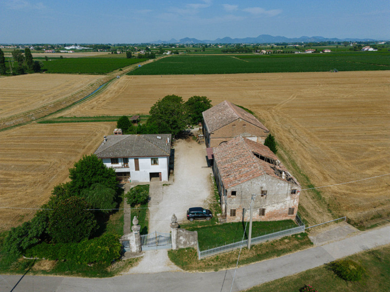 Compendio immobiliare con più fabbricati e ampi spazi verdi a Candiana (PD)

Proponiamo in vendit...