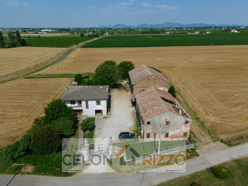 Compendio immobiliare con più fabbricati e ampi spazi verdi a Candiana (PD)

Proponiamo in vendit...