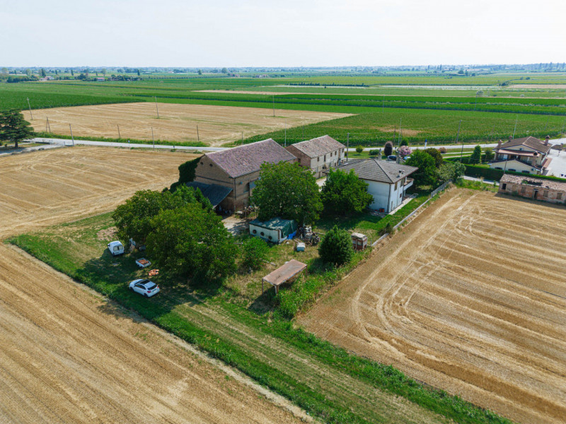 Compendio immobiliare con più fabbricati e ampi spazi verdi a Candiana (PD)

Proponiamo in vendit...