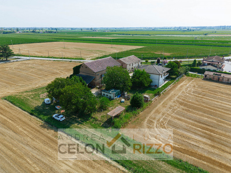 Compendio immobiliare con più fabbricati e ampi spazi verdi a Candiana (PD)

Proponiamo in vendit...