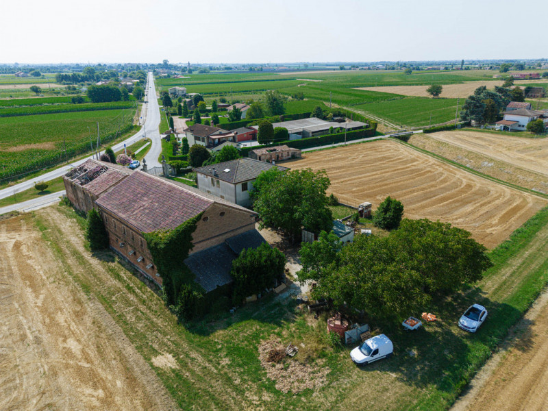 Compendio immobiliare con più fabbricati e ampi spazi verdi a Candiana (PD)

Proponiamo in vendit...