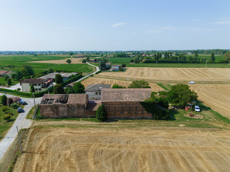 Compendio immobiliare con più fabbricati e ampi spazi verdi a Candiana (PD)

Proponiamo in vendit...