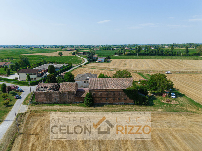 Compendio immobiliare con più fabbricati e ampi spazi verdi a Candiana (PD)

Proponiamo in vendit...