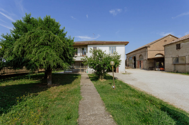 Compendio immobiliare con più fabbricati e ampi spazi verdi a Candiana (PD)

Proponiamo in vendit...