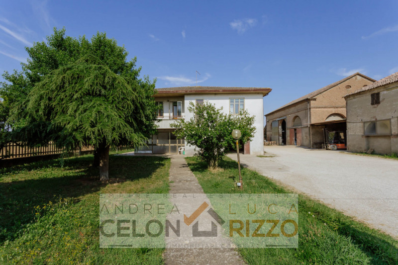 Compendio immobiliare con più fabbricati e ampi spazi verdi a Candiana (PD)

Proponiamo in vendit...