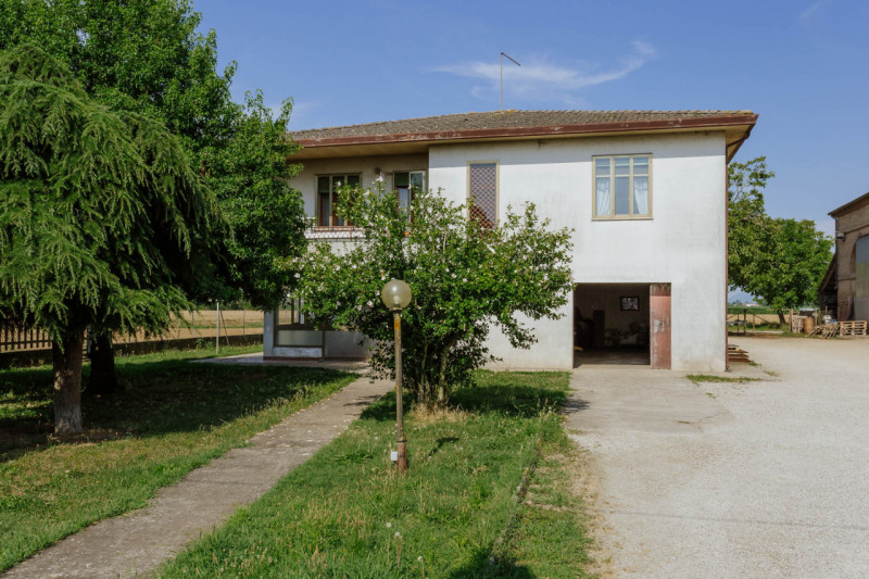 Compendio immobiliare con più fabbricati e ampi spazi verdi a Candiana (PD)

Proponiamo in vendit...