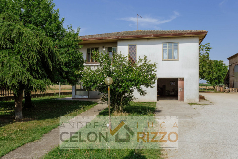 Compendio immobiliare con più fabbricati e ampi spazi verdi a Candiana (PD)

Proponiamo in vendit...