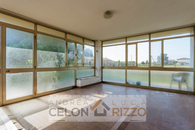 Compendio immobiliare con più fabbricati e ampi spazi verdi a Candiana (PD)

Proponiamo in vendit...