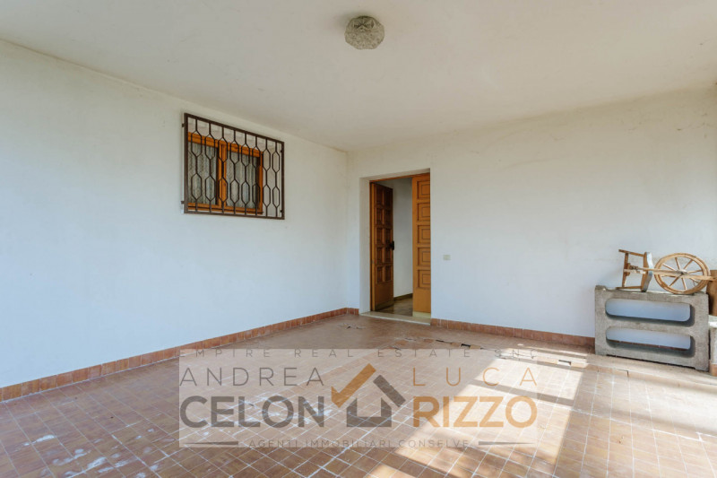 Compendio immobiliare con più fabbricati e ampi spazi verdi a Candiana (PD)

Proponiamo in vendit...