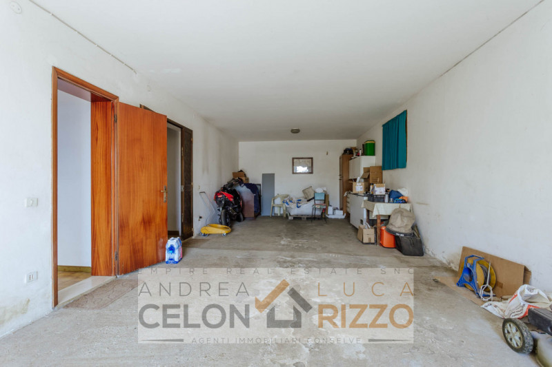 Compendio immobiliare con più fabbricati e ampi spazi verdi a Candiana (PD)

Proponiamo in vendit...