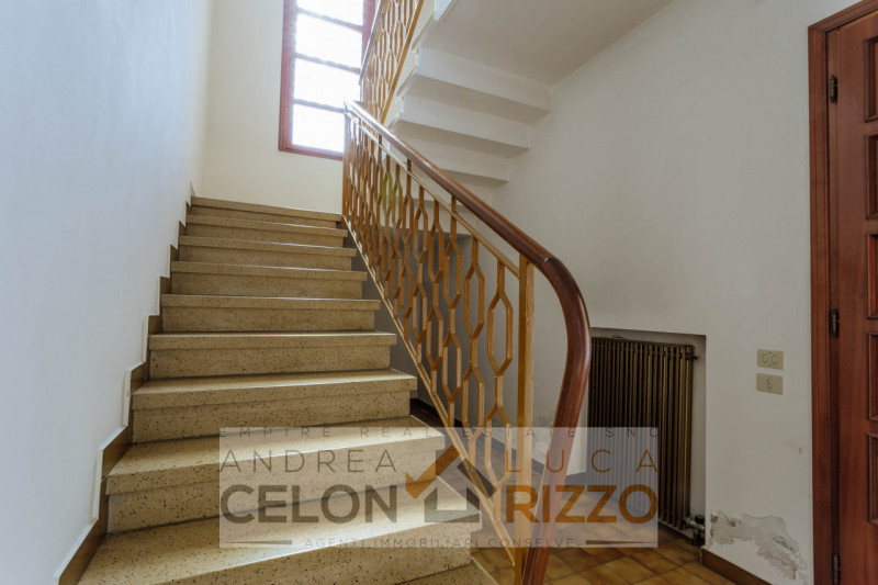 Compendio immobiliare con più fabbricati e ampi spazi verdi a Candiana (PD)

Proponiamo in vendit...