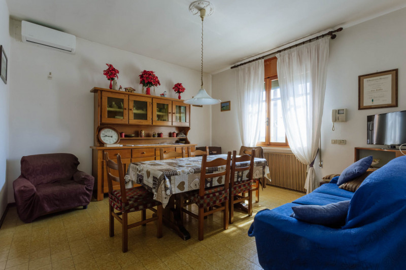 Compendio immobiliare con più fabbricati e ampi spazi verdi a Candiana (PD)

Proponiamo in vendit...