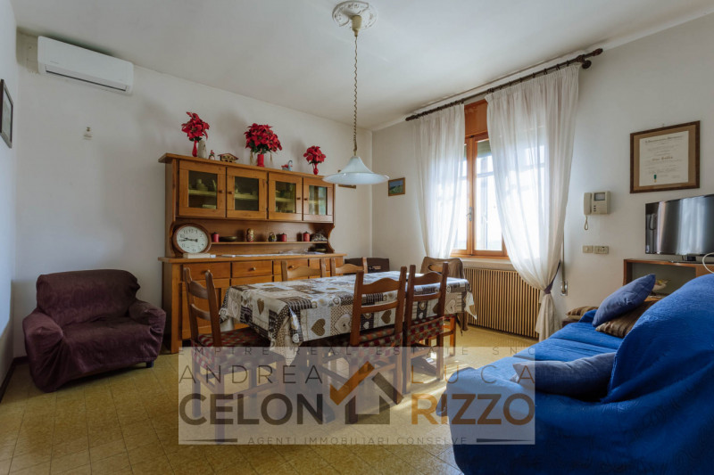 Compendio immobiliare con più fabbricati e ampi spazi verdi a Candiana (PD)

Proponiamo in vendit...