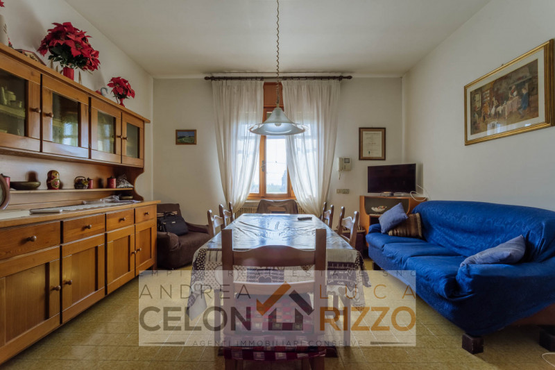 Compendio immobiliare con più fabbricati e ampi spazi verdi a Candiana (PD)

Proponiamo in vendit...