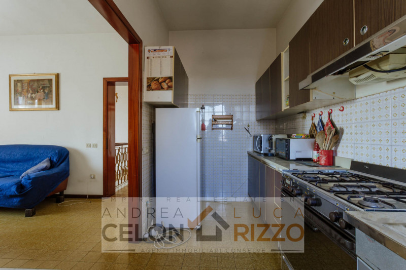 Compendio immobiliare con più fabbricati e ampi spazi verdi a Candiana (PD)

Proponiamo in vendit...